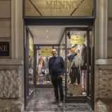 �L�attivit� fu fondata come negozio di tessuti da mio nonno Antonio Mennone, che si trasfer� da Catania attratto dalla grossa commercialit� di Bari�...